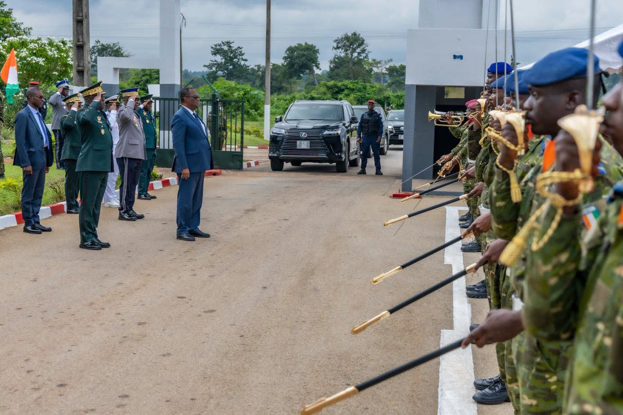 Yamoussoukro : Zambakro, Le président préside la remise de brevets aux auditeurs de la 7e promotion du Cours d’Études Supérieures de Défense